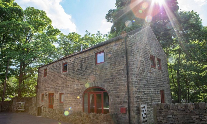 Hoylandswaine Cabaña | Unsliven Bridge Barn - sleeps 7 guests in 3 bedrooms