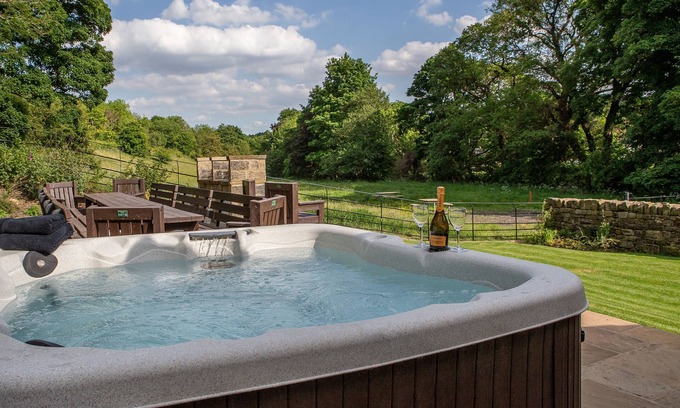 Hoylandswaine Cabaña | Unsliven Bridge Farm - sleeps 15 guests in 7 bedrooms