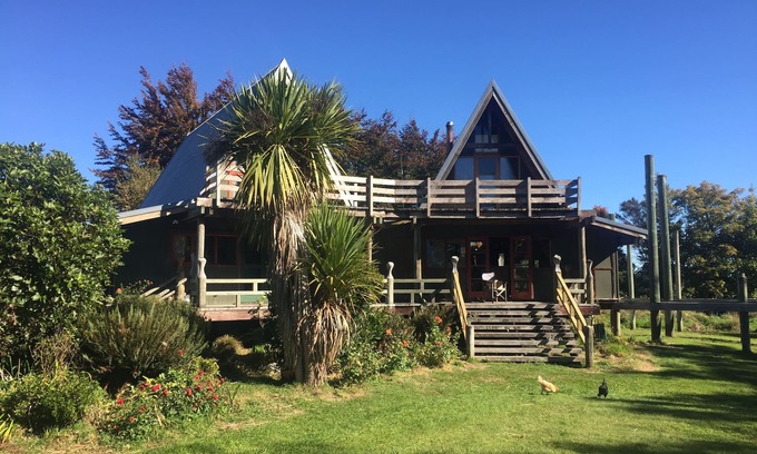 Ohakune Casa | Casa alpina ubicada en exuberantes jardines con vista a la montaña