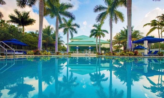 Ludlam Hotel | Unwind and Recharge! 3 Amazing Rooms w/ Balcony | Close to Miami Int'l Airport