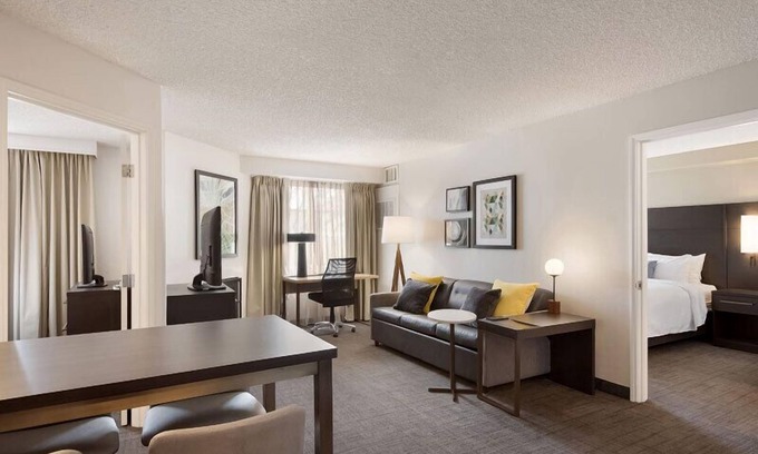 Reno/Tahoe Airport Complejo | Unwind and Relax! Spacious Unit w/ Full Kitchen, Pet-friendly, Free Breakfast!