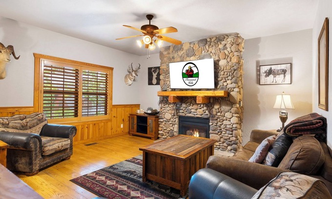 Branson Theater District Cabina | Unwind and Relax! Walk-in Log Cabin with Gas Fireplace and Screened Balcony