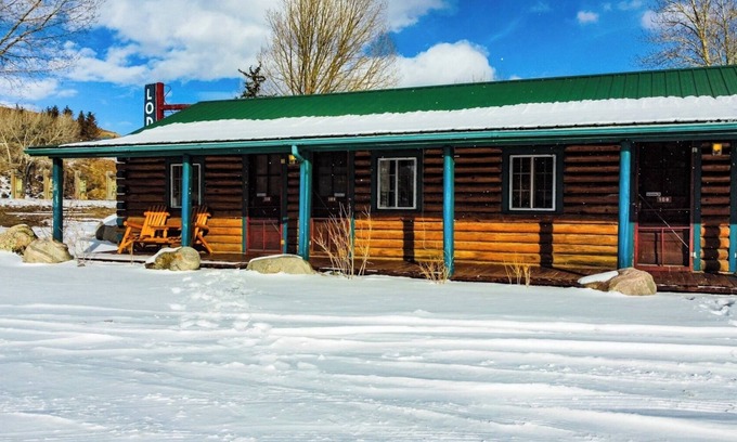 Dubois Cabina | Unwind in a Deluxe Queen Room with Scenic Riverfront and Serene Mountain Vistas.