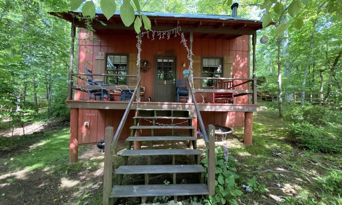 Blairsville Cabina | Unwind in a Pet-Friendly Cabin near Helen, Blue Ridge & Appalachian Trail