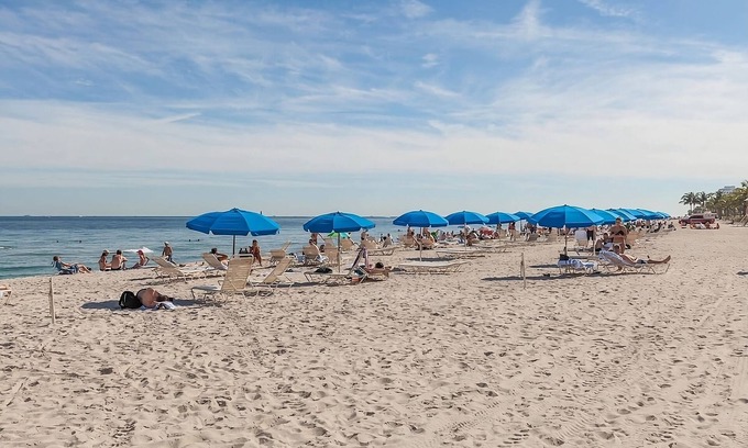 East Fort Lauderdale Hotel | Unwind In Beachside Hotel! 3 Ocean View Rooms! Parking, Pets Allowed, Pool!