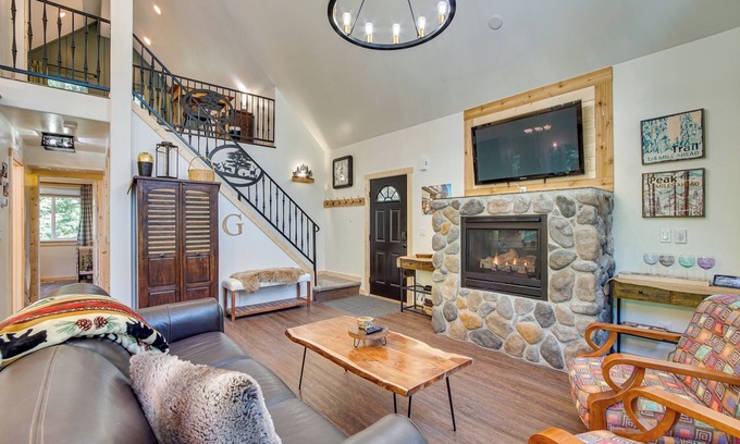 Cle Elum Cabina | Unwind in Cle Elum: Hot Tub & Cozy Fireplace!