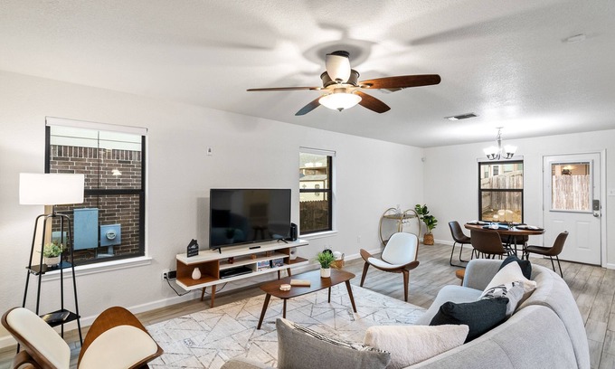 San Antonio Casa | Unwind in Style and Comfort by RedAwning