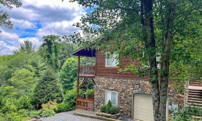 Fleetwood Cabina | Unwind in Style-FirePit, Fireplace & Mtn Views This Fall @AppalachianHideaway