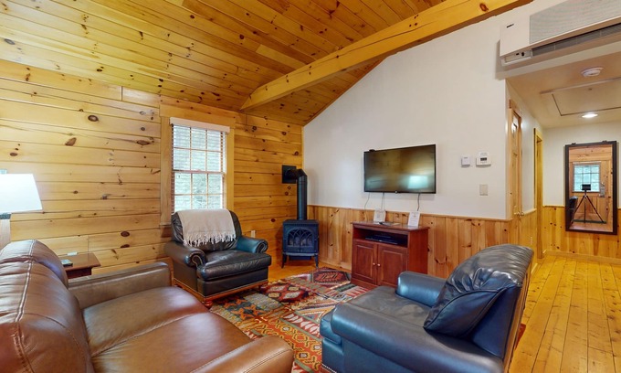 Northport Cabina | Unwind in this dog-friendly cabin with kitchen, firepit, WiFi & wooded views