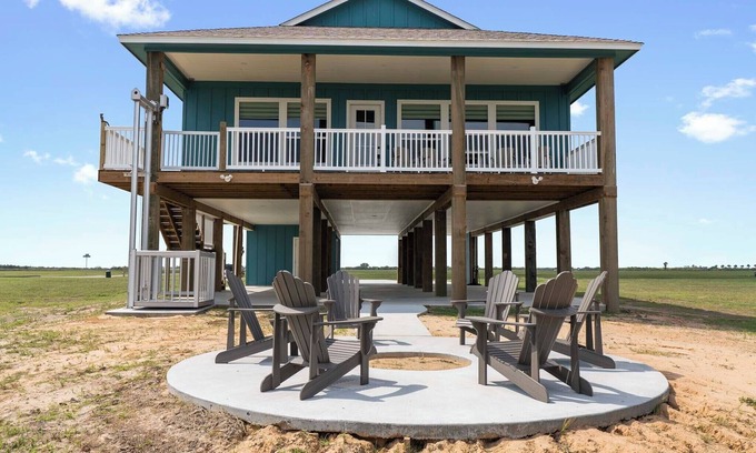 Palacios Casa | Unwind on the Bay- Fishing, Pool, Tennis, Basketball courts & Kids' Playground