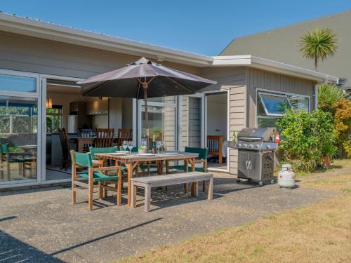 Matarangi Casa | Unwind on The Fairway - Matarangi Holiday Home
