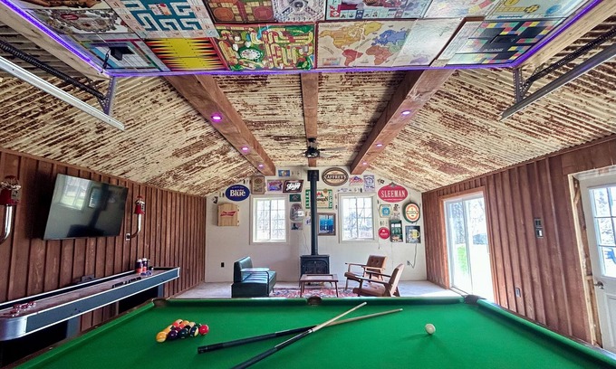 Buckhorn Casa | Unwind & Play: Hot Tub & Game Room Cottage,Steps from Charming town of Buckhorn!
