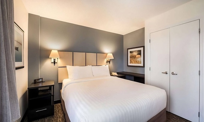 North Arlington Complejo | Unwind & Relax! Close to International Wildlife Park! Onsite Parking, Pool!