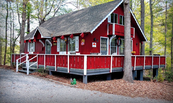 Pine Mountain Chalet De Esquí | Unwind to the sounds of nature in this wooded view chalet