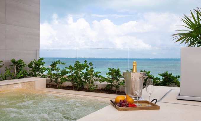 Cancún Complejo | Unwrap Tropical Bliss: Experience Holiday Luxury in 3-Bedroom Ocean Front Oasis!