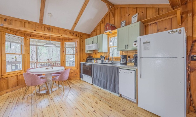 Dahlonega Cabina | Up Country - Creekside - Hot Tub - Close to Wineries & Town