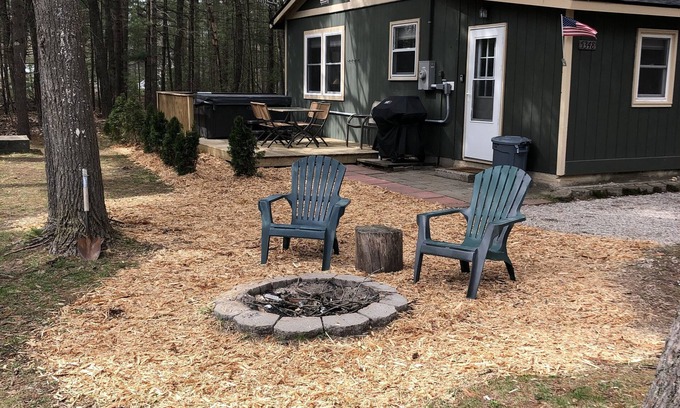 Lake Arrowhead Cabina | Cozy Up North Getaway w/Hot Tub & Fire-pit, close to Hiking Skiing Snowmobiling!