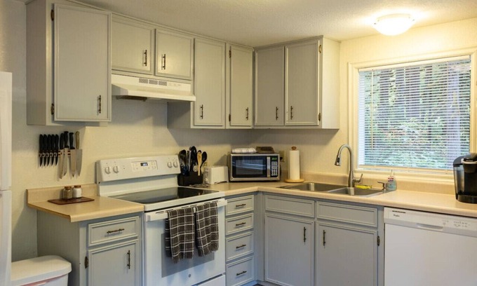 Blue River Cabina | Up-river House: Riverfront Oasis