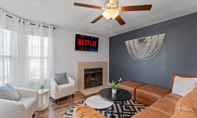 McNeil Casa | Up to 16 People - Mins 2 Downtown - Luxury Home