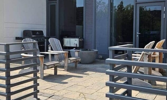 Richmond Hill Casa | Up-town, Two-Story loft