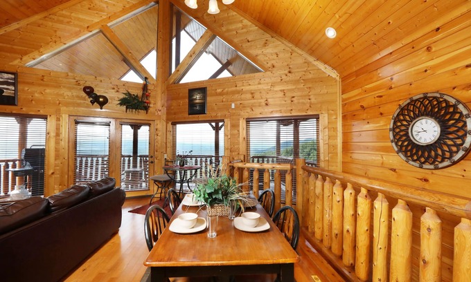 Sevierville Cabina | Up Up Away - Two Bedroom Cabin