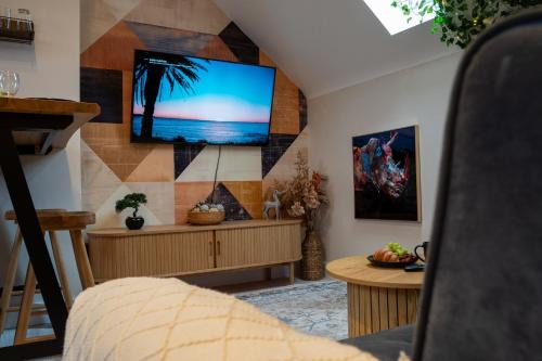 Derby Apartamento | Upbeat Jungle Loft Apartment
