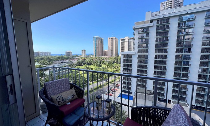 McCully - Moiliili Condominio | Updated 1-bedroom condo in Waikiki with AC and parking