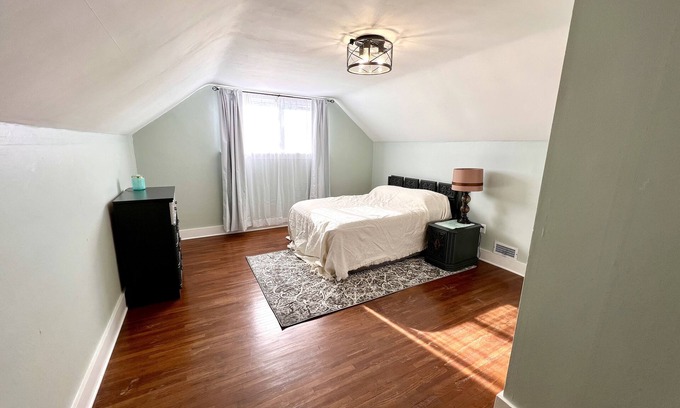 Norfolk Apartamento | Updated 1 Bedroom that allows pets - perfect for healthcare travelers