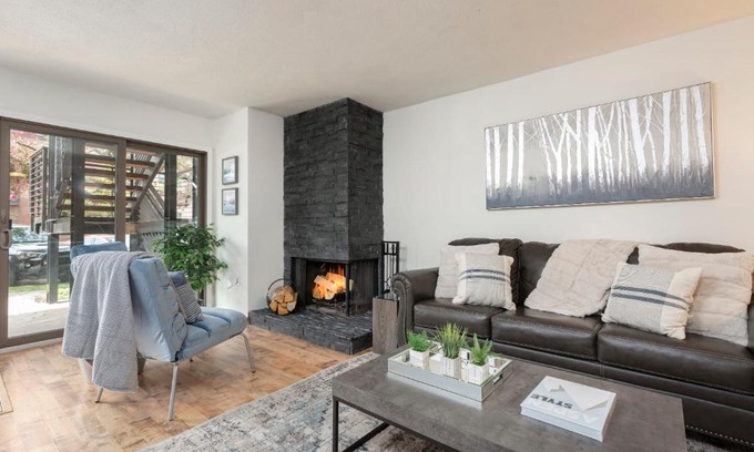 Aspen Casa | Updated 1 BR in Aspen's Center, Walk to Gondola!