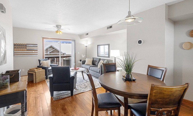 Morgantown Casa | Updated-100Mbps-Smart TV-3 TVs-Full Kitchen-W/D