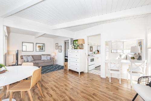 Balboa Island Casa | Updated 1Br Bayfront Cottage W Deck In Quiet Balboa Island By Beachview Rentals
