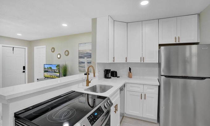 Central Oakland Park Casa | Updated 2/2 home w/a private back yard. 5 minutes from the beach and downtown.