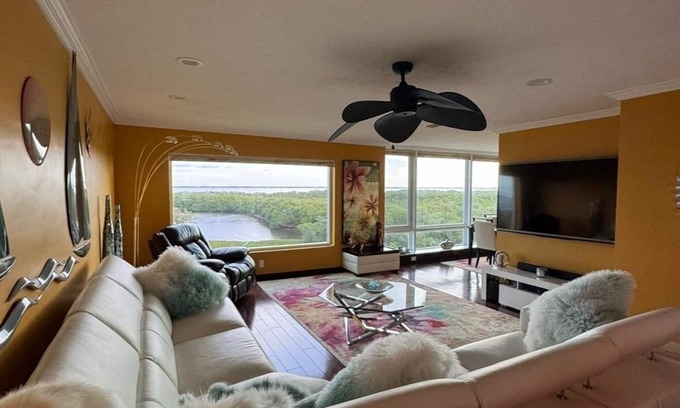 Whitney Beach Condominio | Updated 2-bedroom pet friendly condo with stunning Bay views in Longboat Key