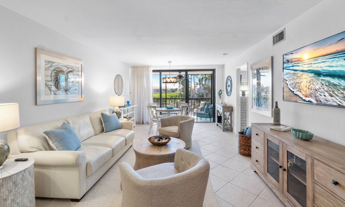 Vanderbilt Beach Condominio | 🏖️Updated 2BR Barefoot Pelican – Bay Views & Pool