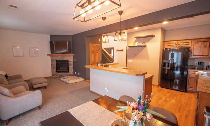 Evansville Casa | Updated 3-bedroom 2.5-Bathroom townhome with AC and WiFi in Evansville