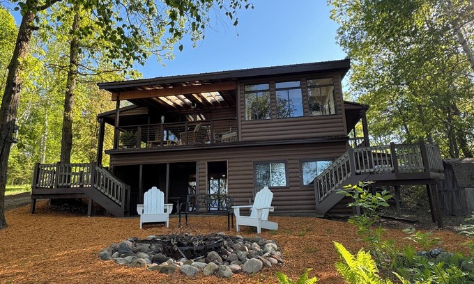 Pequot Lakes Casa | Updated 3 bedroom with open loft sleeps 10 5 sleeping areas on the lake