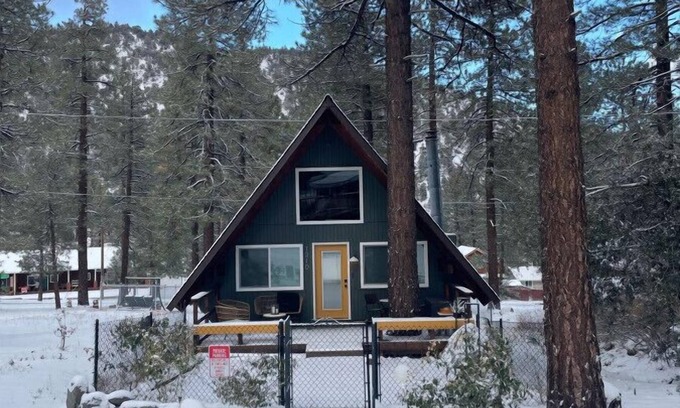 Wrightwood Cabina | Updated A-Frame, Steps to Village