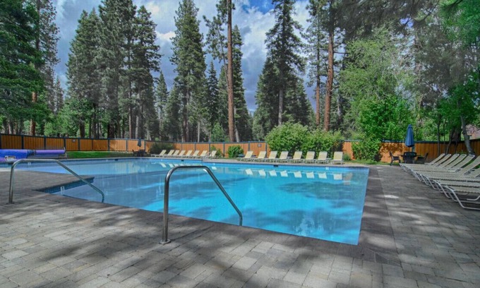 Carnelian Woods Condominio | Updated and Lovingly Appointed Lofted Townhome