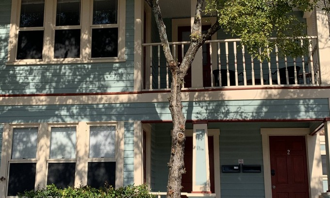 Historic Uptown Apartamento | Updated apartment with yard close to waterfront