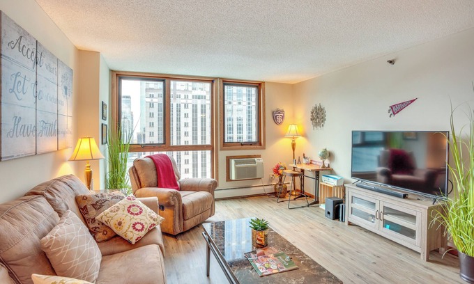 Elliot Park Condominio | Updated Apt in Dtwn Minneapolis w/ Pool Access!