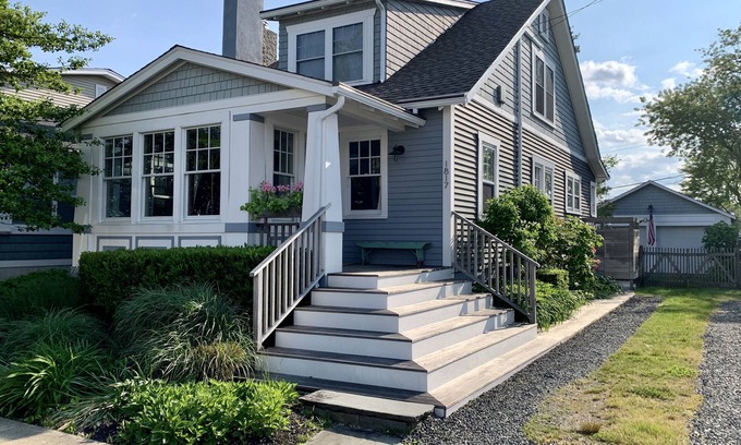 Lake Como Casa | Updated, Beachy Four-Bedroom Home 0.6 Miles to Beach