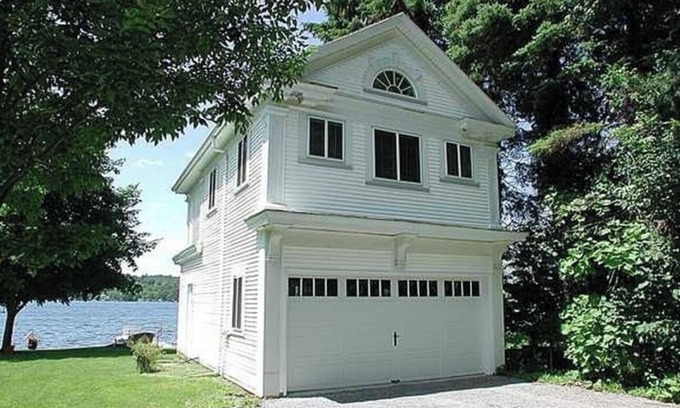 Livonia Casa | Updated Beautiful Boathouse