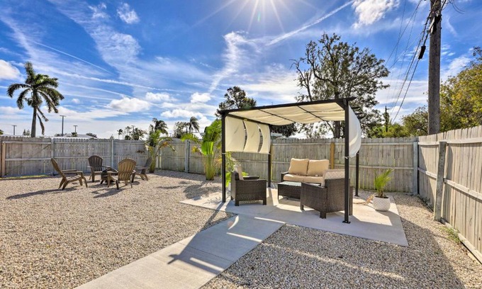 South Bradenton Casa | Updated Bradenton Home Fire Pit, Fenced Yard