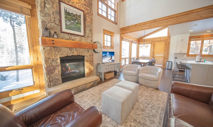 Keystone Casa | ¡A las familias les encanta Settlers Creek! Garaje privado, W / D, piscina climatizada y jacuzzis
