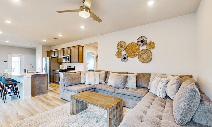 Wellborn Casa | Updated centrally located home: Explore all College Station has to offer