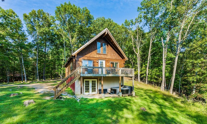 Berkeley Springs Cabina | Updated Chalet w/Hot Tub, Fire Pit, Deck, & WiFi