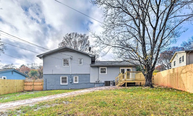 Hidden Valley Casa | Updated Charlotte Home w/ Yard, Fire Pit!
