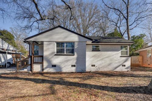Enderly Park Casa | Updated Charlotte Home with Yard about 3 Mi to Uptown!