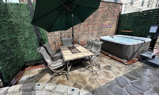 Little Italy Apartamento | Updated Cleveland Apt: Heart of Little Italy! with Massage Chair & Hot Tub!