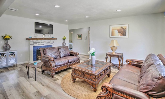 Compton Casa | Updated Compton Home ~ 10 Mi to SoFi Stadium!
